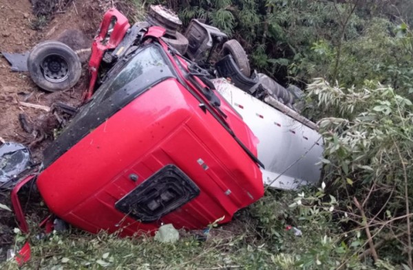 Caminhão tomba e derrama combustível em córrego e mata às margens da SC-110