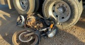 Motocicleta fica presa em rodado de caminhão após colisão