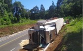 Carga de salmão é saqueada em tombamento de carreta com motorista ferido na BR-282