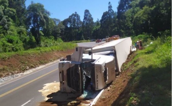 Carga de salmão é saqueada em tombamento de carreta com motorista ferido na BR-282
