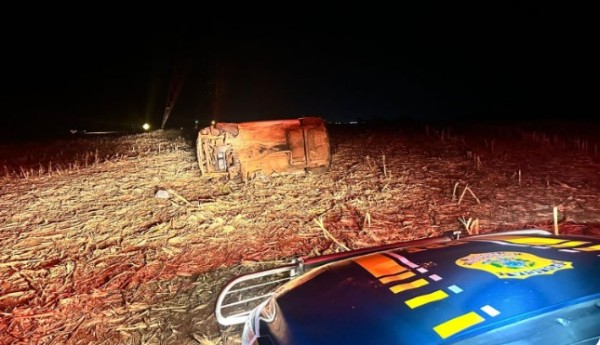 PRF apreende 96 kg de maconha após perseguição e capotamento de carro