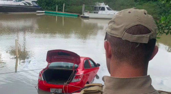 Após cair com carro em rio de SC, ladrão diz que se inspirou no jogo GTA