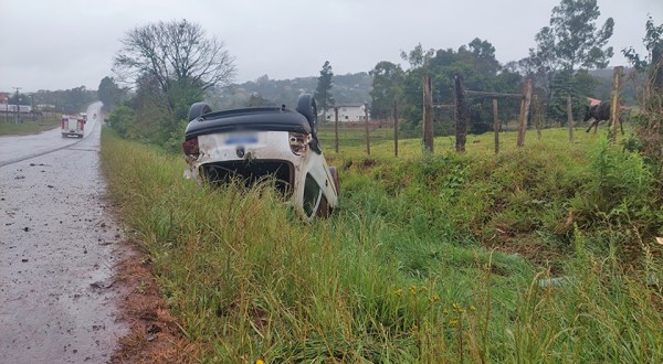 Mulher fica ferida após saída de pista seguida de capotamento na BR-163