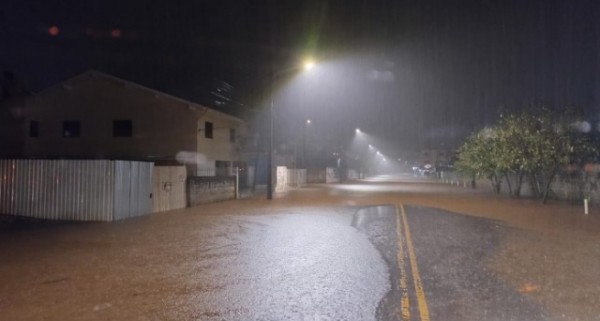 Municípios do Oeste inundam após chuva intensa nesta madrugada