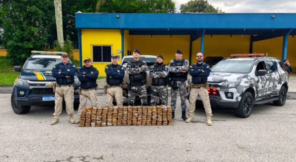 Compartimento oculto em camionete revela 190 quilos de pasta base de cocaína em SC