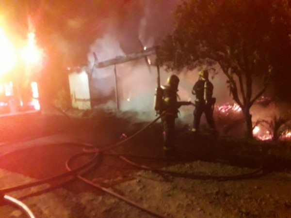 Incêndio destrói casa e veículos no interior SC