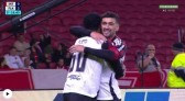 Com dois de Pedro, Flamengo bate o Inter com facilidade e abre na liderança do Brasileiro