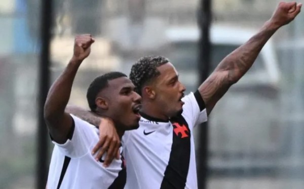 Vasco domina o Grêmio em São Januário, vence e fecha março invicto