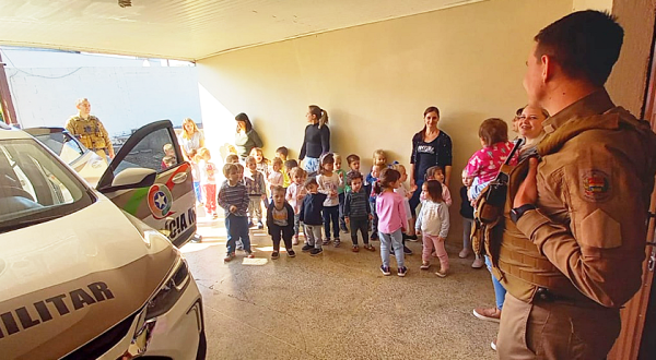 Polícia Militar recebe visita de alunos no Dia do Soldado