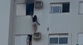 Mulher arriscou a vida para resgatar mãe e criança em incêndio