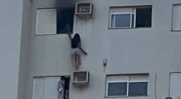 Mulher arriscou a vida para resgatar mãe e criança em incêndio