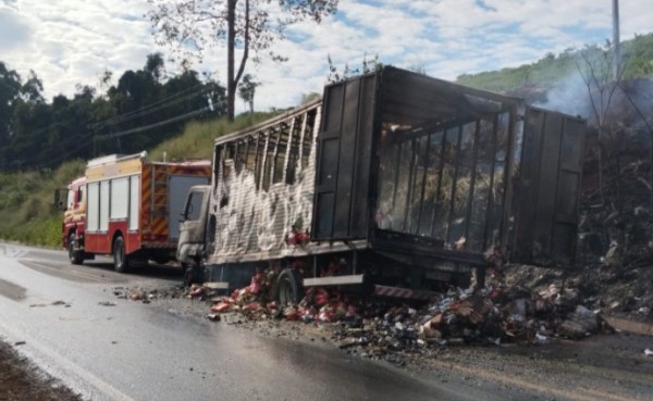 Caminhão baú carregado de alimentos fica completamente destruído após incêndio na SC-283