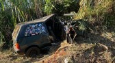 Carro bate em barranco e várias pessoas pessoas ficam feridas, incluindo seis crianças