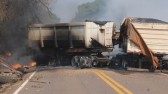 Motorista morre carbonizado após dois caminhões baterem de frente e pegarem fogo em rodovia do Paraná
