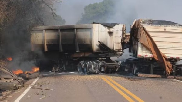 Motorista morre carbonizado após dois caminhões baterem de frente e pegarem fogo em rodovia do Paraná