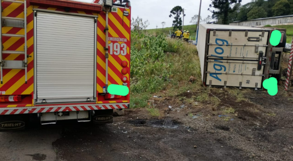 Motorista fica gravemente ferido após saída de pista com carreta na BR-282