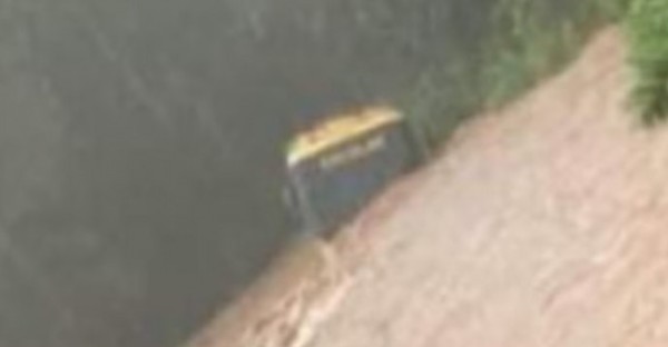 Motorista tira 12 crianças pela janela antes de ônibus escolar ser tomado pela água em SC