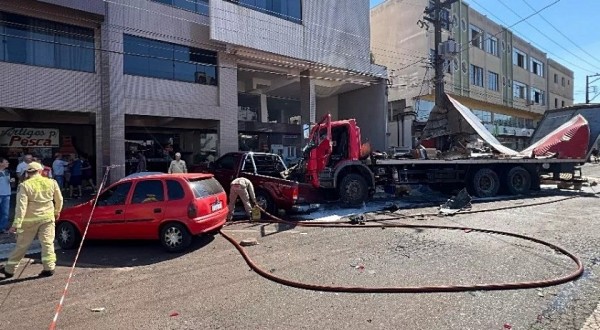 Caminhão desgovernado bate contra pelo menos 7 veículos e deixa 3 feridos