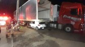 Homem fica ferido após veículo colidir com caminhão estacionado