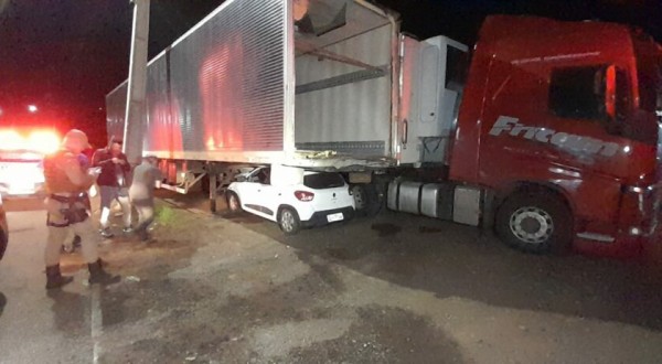 Homem fica ferido após veículo colidir com caminhão estacionado