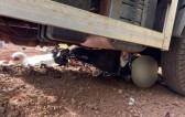 Motociclista morre em acidente envolvendo dois caminhões