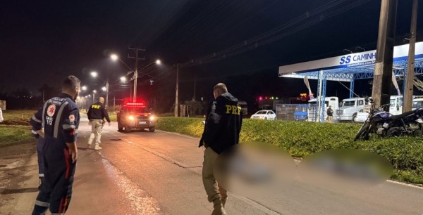 Dois homens morrem após motocicleta colidir contra poste na Avenida Willy Barth