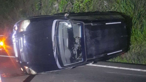 Acidente na PR-566 resulta em tombamento de veículo