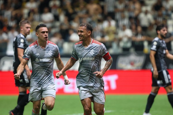 Inter vence o Atlético-MG fora de casa e mantém perseguição ao G-4 do Brasileirão