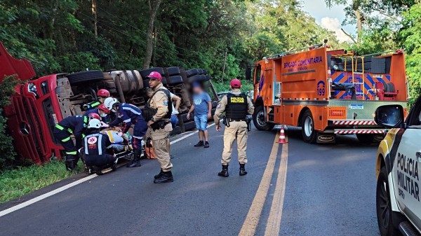 Carreta carregada com proteína animal tomba na PR 281