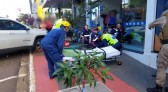 Veículo invade calçada e atropela pedestres no centro