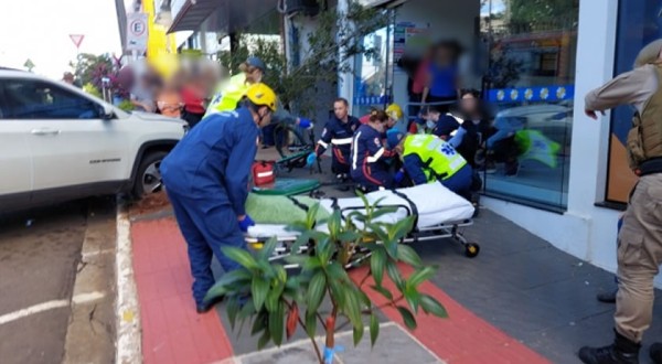 Veículo invade calçada e atropela pedestres no centro