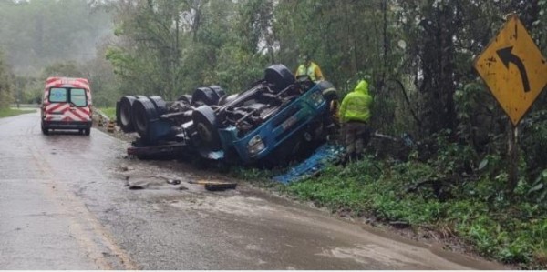 Motorista é encontrado morto e preso nas ferragens após caminhão capotar no Oeste