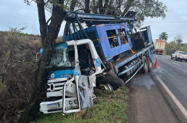 Motorista fica ferido após colisão entre caminhões e árvore na BR-163