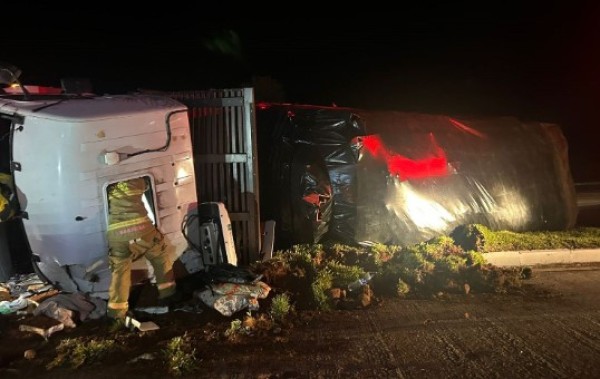 Tombamento de caminhão deixa vítima presa nas ferragens