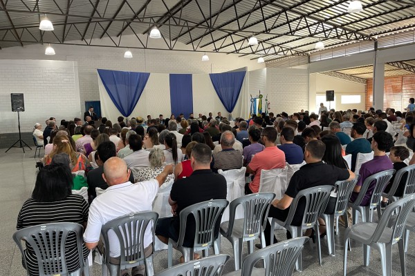 Hélio Surdi, César Bueno e vereadores tomam posse após sessão solene