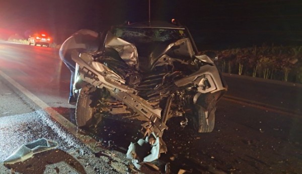 Idoso é socorrido após colisão entre picape e carreta na BR-282