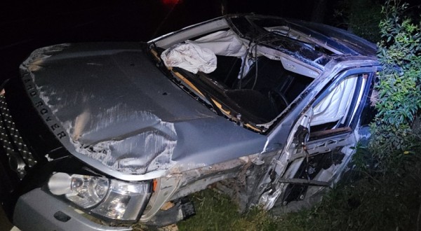 Após colidir em caminhão automóvel fica destruído na SC 161