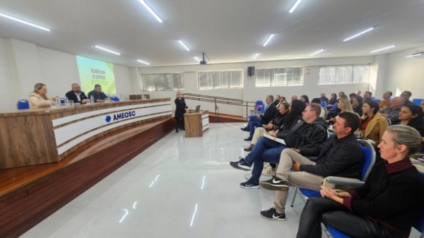 Ameosc promove encontro com secretário de Estado da Saúde e lideranças regionais