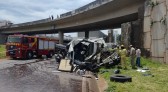 Motorista perde controle e caminhão despenca de viaduto em Maringá