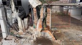 Ônibus escolar desgovernado colide com poste e muro de residência no Bairro Alvorada