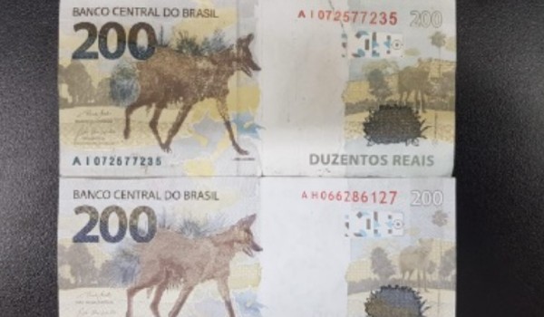 Mulher vende celular pela internet e recebe 3 notas falsas de R$ 200
