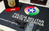 Homem é preso após trancar mulher em quarto e fazer ameaças com arma