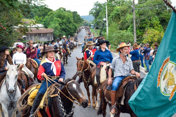 Fé e tradição marcam cavalgada que reuniu mais de 300 cavaleiros