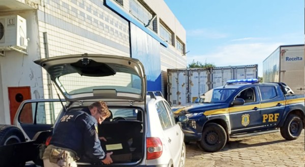 Casal é flagrado com quase 100 garrafas de vinho argentino na BR-163