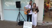 Artista que sonha em conhecer o México, se apresenta nas cidades da região para arrecadar dinheiro