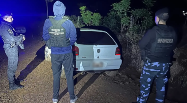 Polícia recupera carro e celulares roubados após cerco policial
