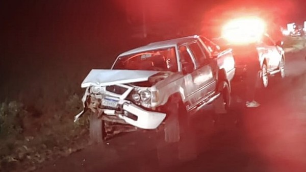 Colisão traseira envolvendo caminhonete e trator é registrada na PR-483