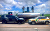Mais de 120 mil maços de cigarros são encontrados em caminhão-tanque abordado na SC-155