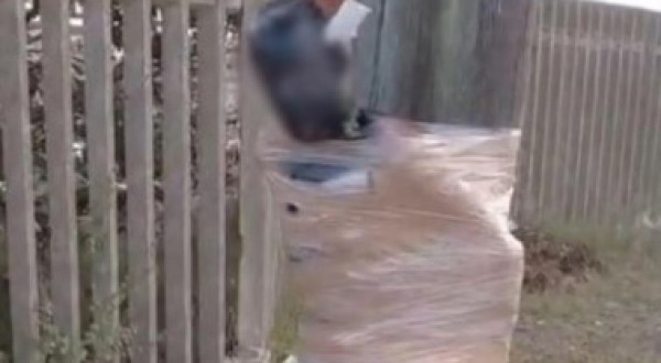 Homem é encontrado amarrado a poste e pintado de preto