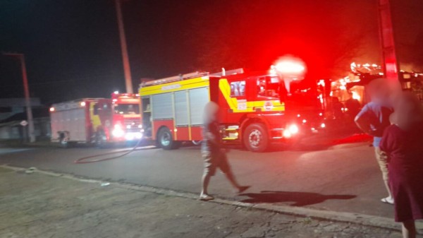 Residência fica destruída após incêndio  no Bairro Alvorada